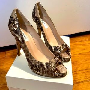 🖤L.K. BENNETT LONDON SNAKESKIN HEELS🖤